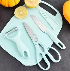 TABLA DE PICAR CON CUCHILLO Y FUNDA, TIJERA Y PELADOR DE VIANDAS Y FRUTAS